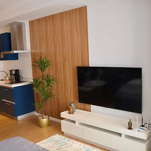 Aparthotel Luxxe Interior Design Condo - Acqua Private Residences, Mandaluyong